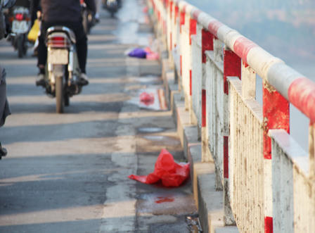 Sông Hồng ngổn ngang rác ngày tiễn ông Táo lên trời